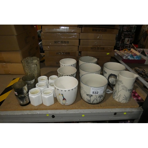 532 - A quantity of various gift related items including pots, tealight holders etc