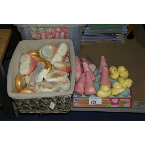 562 - 1 basket and 1 tray containing a quantity of bath bombs