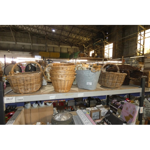 572 - A quantity of various size baskets and an oval galvanized bucket