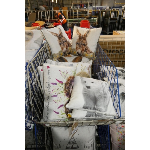 610 - A quantity of various scatter cushions