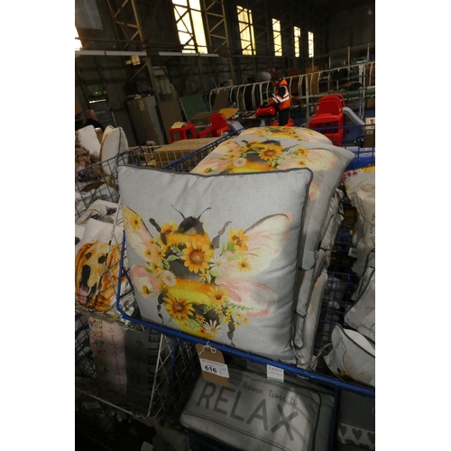 616 - 9 x scatter cushions, bees