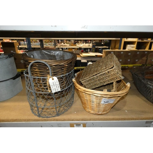 105 - 1 x oval chicken wire basket and 4 other baskets