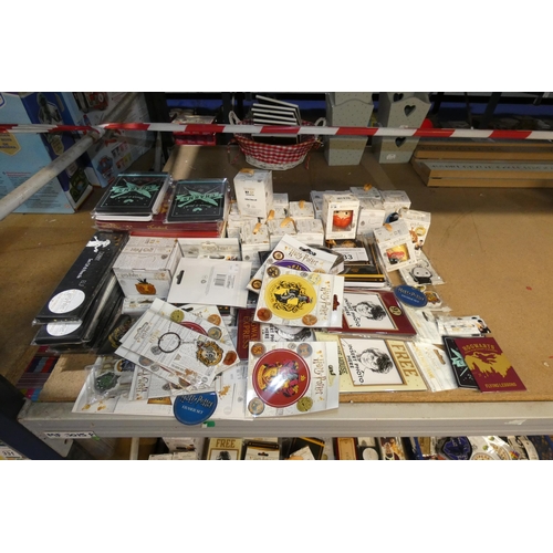 333 - A quantity of various Harry Potter branded items including pencils, badges, tins, decorations, note ... 