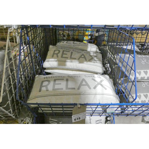 618 - 9 x scatter cushions, 