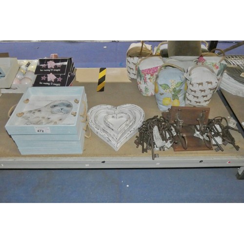 472 - A quantity of various gift items including various trays, coat hooks and decorative keys