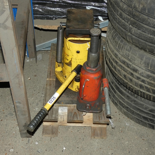 5235 - 1 x Action Ram 15T manual hydraulic jack with handle and 1 other hydraulic jack no capacity visible ... 