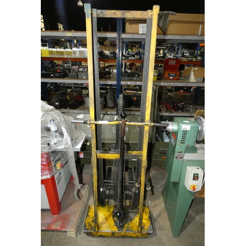 5328 - 1 x Sherpa 3B manual hydraulic pallet stacker