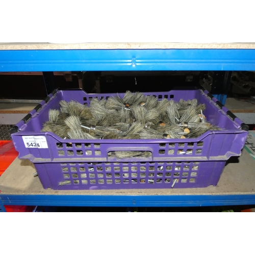 5424 - A quantity of small screw in brush heads. Please note that the plastic crate is not included