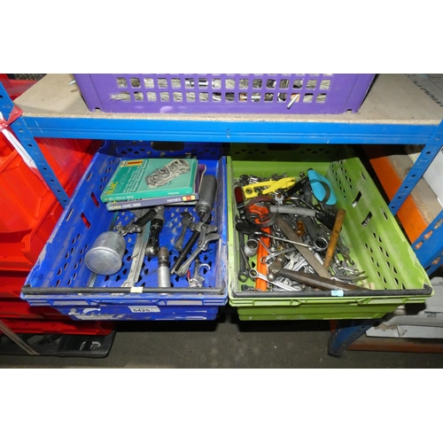 5425 - A quantity of various tools, pullers etc. Contents of 2 plastic crates which are not included