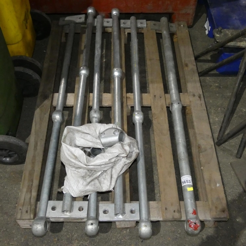 5653 - 6 x metal hand rail supports each approx 124cm high and 1 bag containing a small quantity of clamp f... 