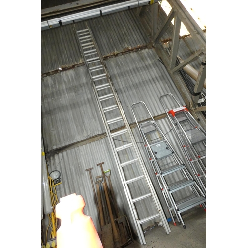 5690 - A tall double extending aluminium ladder (2 x 17 rung)