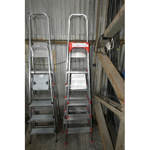 5692 - 2 x metal step ladders