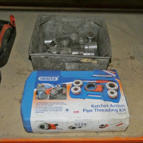 5229 - A Draper ratchet action pipe threading kit and a quantity of various sockets