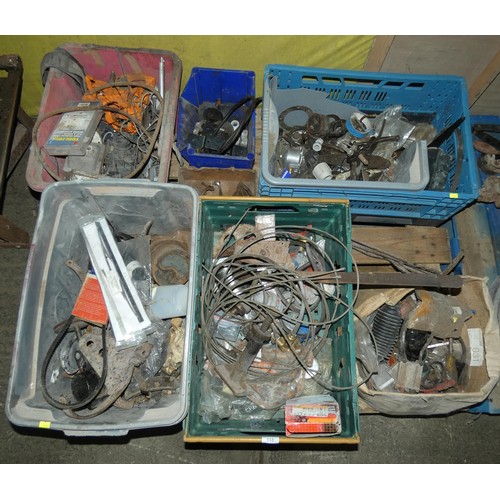 118 - A quantity of various vintage car parts, contents of 1 pallet, not practical to list in detail, so p... 