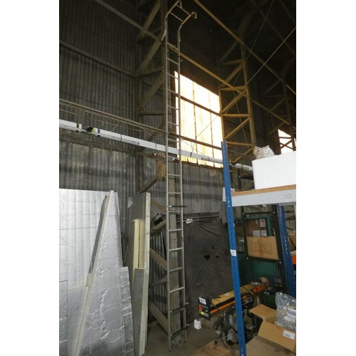 5699 - 1 x aluminium 17 rung roof ladder