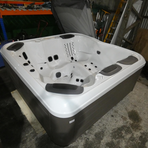 5772 - A Villeroy & Boch R7L-E ex-display hot tub with insulated cover, YOM 2021, serial number 262236 over... 