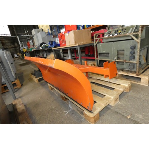 5962 - 1 x Tomlin LA302 fore end snow plough attachment approx 138cm wide - To suit Kubota garden tractor (... 