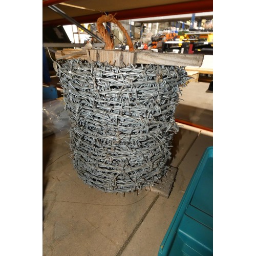 5186 - A roll of Uniwire barbed wire