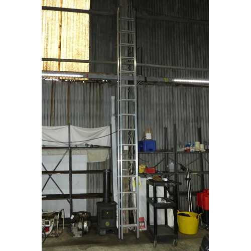 5763A - A double extending aluminium ladder by Youngman (2 x 15 rung)