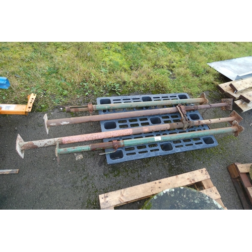 6004 - 4 x Various Acrow type props, 1 of these is incomplete. Contents of 1 pallet