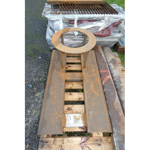 6008 - A lifting frame to suit a forklift measuring approx 100cm L x 59cm W