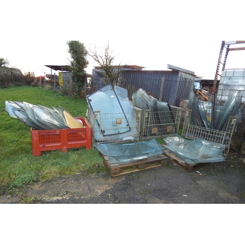 6010 - 2 pallets and 4 crates containing a quantity of vintage vehicle windscreens to include Austin, Peuge... 