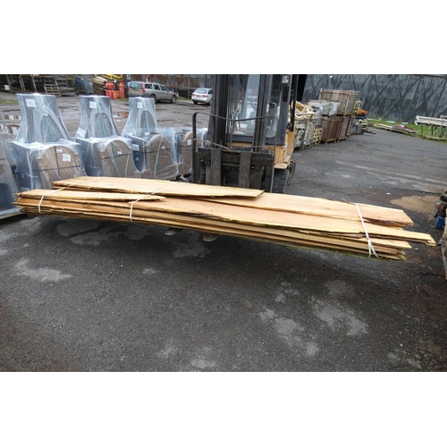 6023 - A quantity of waney edge boards measuring up to approx 390 cm long - Cedar (Top Stack)