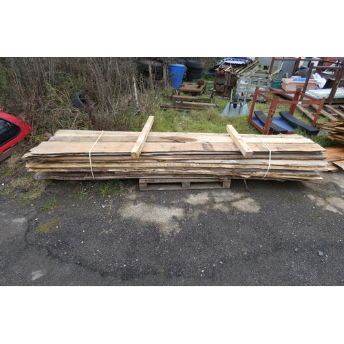 6024 - A quantity of waney edge boards measuring up to approx 390 cm long - Cedar and Larch (Bottom Stack)