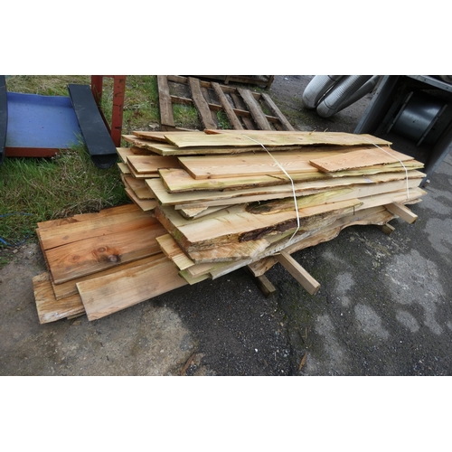 6025 - A quantity of waney edge boards measuring up to approx 390 cm long - Cedar and Douglas Fir