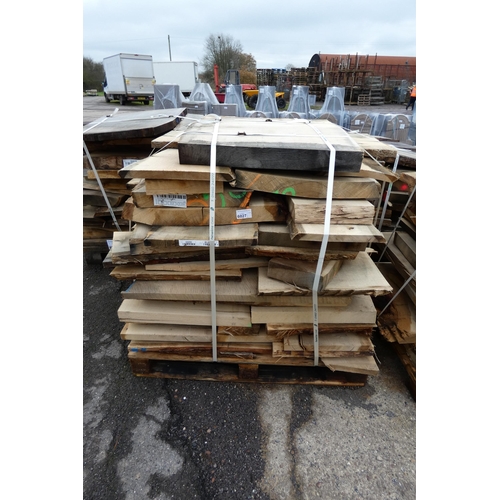 6027 - 1 pallet containing a quantity of various hardwood slabs, mainly oak - Contents of 1 pallet