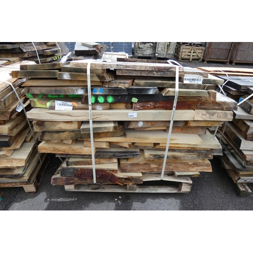 6031 - 1 pallet containing a quantity of various hardwood slabs, mainly oak - Contents of 1 pallet