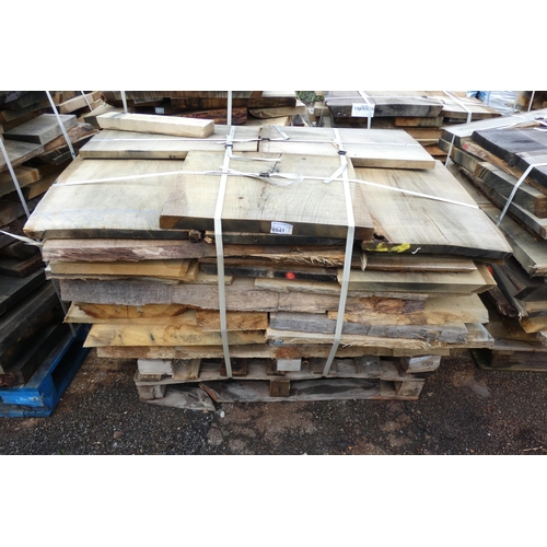 6041 - 1 pallet containing a quantity of various hardwood slabs, mainly oak - Contents of 1 pallet