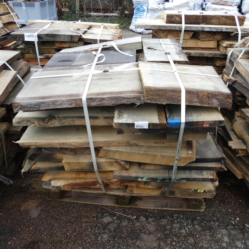 6042 - 1 pallet containing a quantity of various hardwood slabs, mainly oak - Contents of 1 pallet