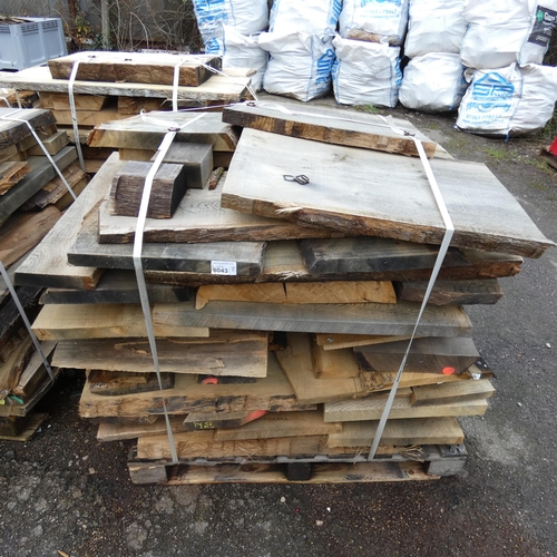 6043 - 1 pallet containing a quantity of various hardwood slabs, mainly oak - Contents of 1 pallet