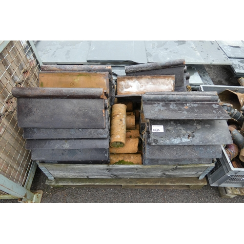 6045 - A quantity of ridge tiles measuring approx 45cm long and a quantity of pipe each measuring approx 30... 