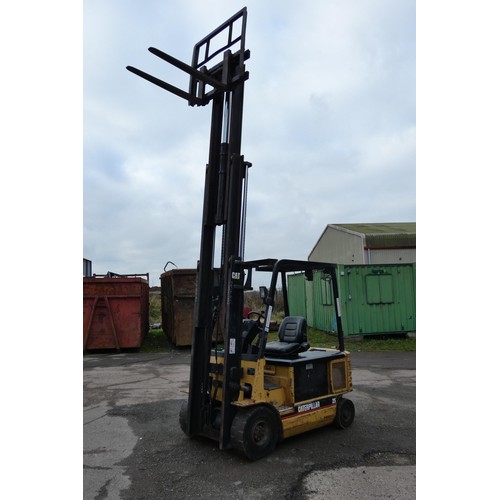 5966 - 1 x Caterpillar EP25 battery operated forklift truck YOM 1997, capacity 2500kg supplied with a Hawke... 