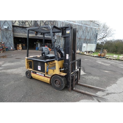 5966 - 1 x Caterpillar EP25 battery operated forklift truck YOM 1997, capacity 2500kg supplied with a Hawke... 