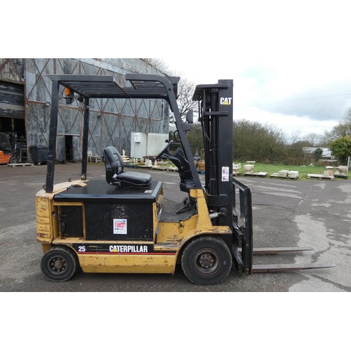 5966 - 1 x Caterpillar EP25 battery operated forklift truck YOM 1997, capacity 2500kg supplied with a Hawke... 