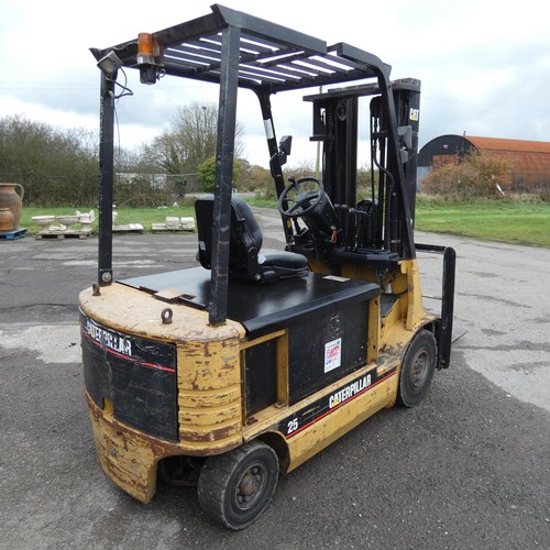 5966 - 1 x Caterpillar EP25 battery operated forklift truck YOM 1997, capacity 2500kg supplied with a Hawke... 