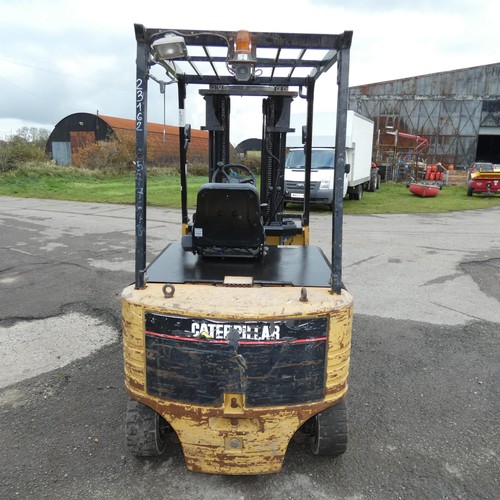 5966 - 1 x Caterpillar EP25 battery operated forklift truck YOM 1997, capacity 2500kg supplied with a Hawke... 