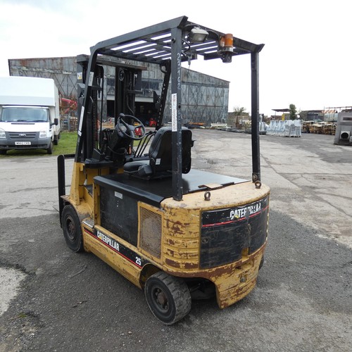 5966 - 1 x Caterpillar EP25 battery operated forklift truck YOM 1997, capacity 2500kg supplied with a Hawke... 