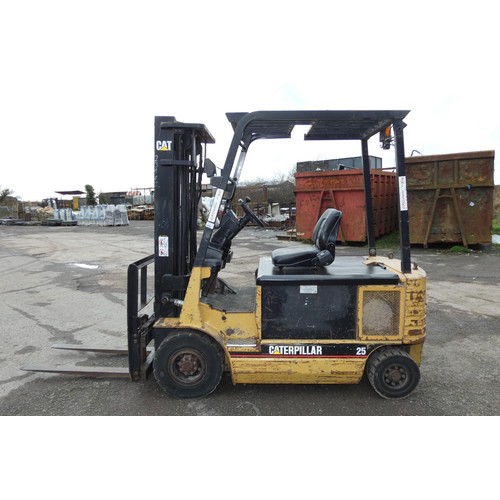 5966 - 1 x Caterpillar EP25 battery operated forklift truck YOM 1997, capacity 2500kg supplied with a Hawke... 