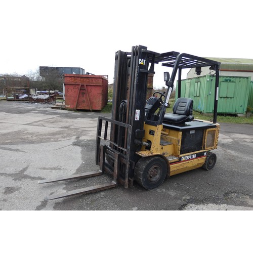 5966 - 1 x Caterpillar EP25 battery operated forklift truck YOM 1997, capacity 2500kg supplied with a Hawke... 