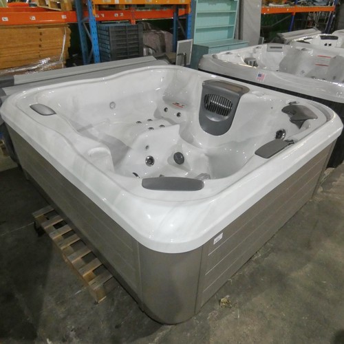 5769 - A Villeroy & Boch X6L-E ex-display hot tub with insulated cover, YOM 2022, serial number 283399 over... 