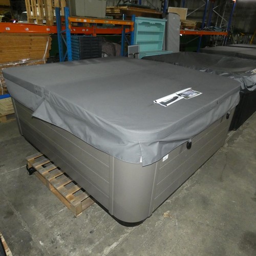 5769 - A Villeroy & Boch X6L-E ex-display hot tub with insulated cover, YOM 2022, serial number 283399 over... 