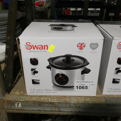 1065 - A boxed Swan 1.5lt slow cooker - trade