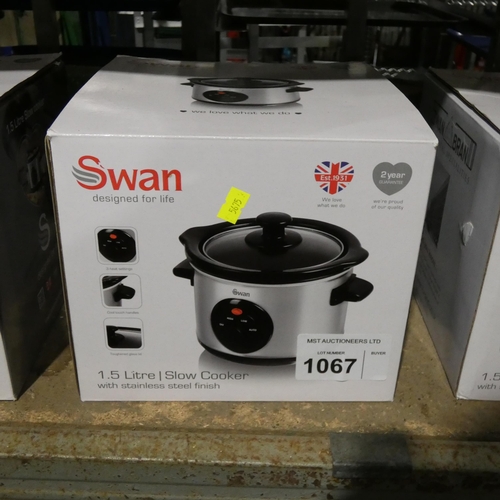 1067 - A boxed Swan 1.5lt slow cooker - trade