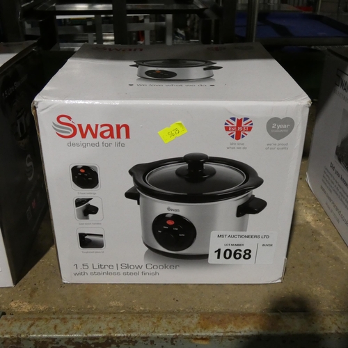 1068 - A boxed Swan 1.5lt slow cooker - trade