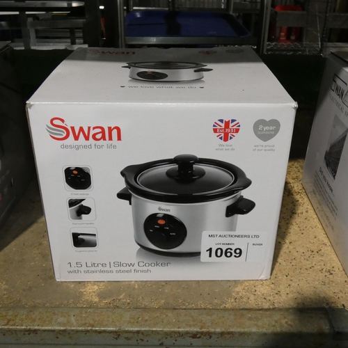 1069 - A boxed Swan 1.5lt slow cooker - trade