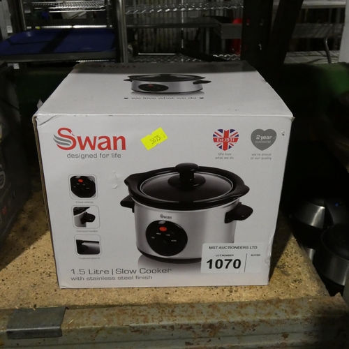 1070 - A boxed Swan 1.5lt slow cooker - trade